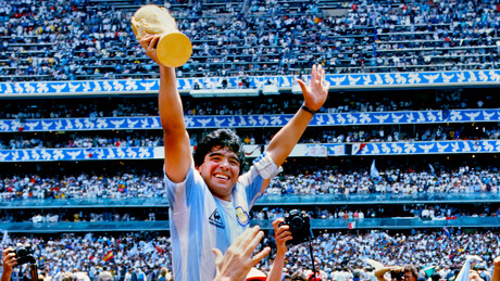 Bola da 'Mão de Deus' e 'Gol do Século' de Maradona será leiloada por milhões de dólares