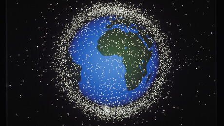 Perigosos fragmentos são descobertos orbitando uma das áreas mais valiosas do espaço