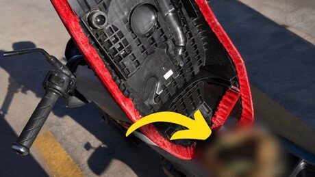 VÍDEO: Homem vai abastecer moto e descobre algo chocante escondido embaixo do banco