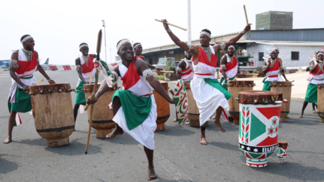 VÍDEO: Lavrov é recebido com danças tradicionais no Burundi