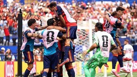 Espanha confirma favoritismo e avança à semifinal