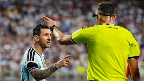 'Fale direito comigo': Messi cobra respeito de árbitro durante duelo entre Argentina e Suíça