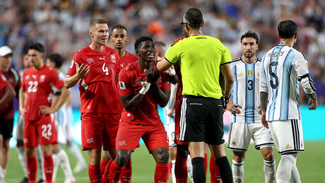 Expulsão de Embolo gera revolta na seleção suíça e divide opiniões nas redes sociais