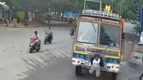 VÍDEO FORTE: Mulher sobrevive a atropelamento de caminhão na Índia