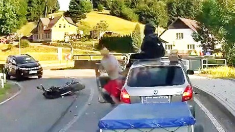 VÍDEO: 'Absolute Cinema' — acidente chocante com motoqueira acaba em 'cena de filme'