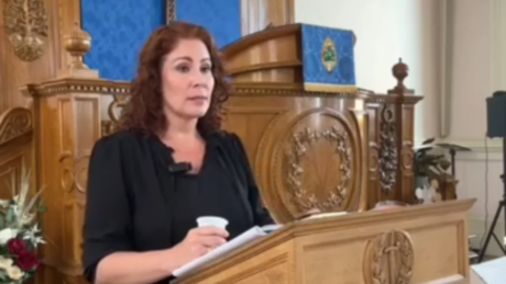 Carla Zambelli ora por Bolsonaro em culto religioso na Itália e agradece apoio de Flávio