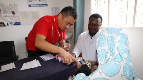 China fornece atendimento médico gratuito em país africano