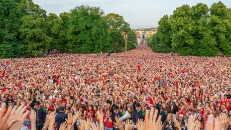 VÍDEOS: Multidão de noruegueses recebe a seleção de Haaland em Oslo