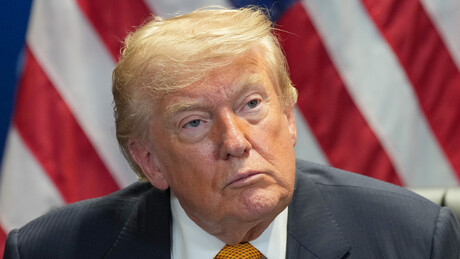 IMAGENS: Mural no Irã retrata Trump em caixão e promete vingança após morte de Khamenei