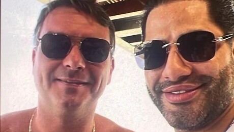 Flávio Bolsonaro aparece em foto com 'Sicário' de Vorcaro — ICL