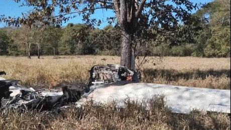 Avião carregado de cocaína pega fogo após pouso forçado em fazenda de Goiás