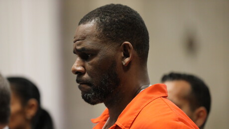 Cantor americano R. Kelly pede a Trump redução de pena de 30 anos por crimes sexuais
