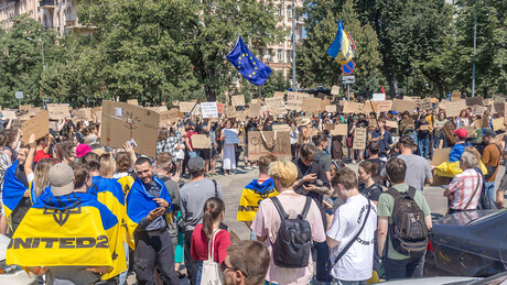VÍDEOS: Indignação na Ucrânia  — milhares protestam contra Zelensky por demitir ministro da Defesa