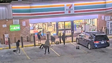 VÍDEO: Armados com rifle e espada, delinquentes espancam idoso em tentativa de roubo