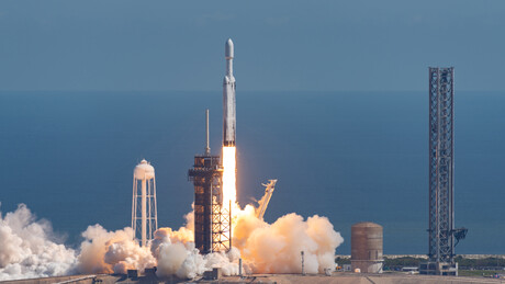 Motores do foguete de Elon Musk falham e lançamento é cancelado