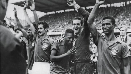 Camisa usada por Pelé na final da Copa de 1958 é vendida por R$ 27 milhões