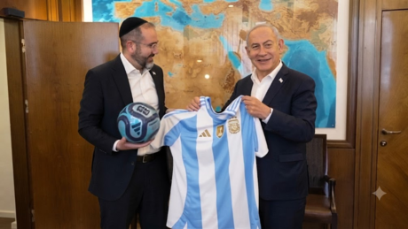 VÍDEO: Netanyahu ganha camiseta da seleção argentina e declara torcida em ligação com Milei