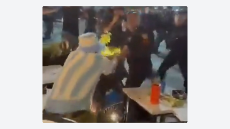 VÍDEOS: Confrontos entre torcedores argentinos e polícia eclodem no Brasil após derrota na final da Copa