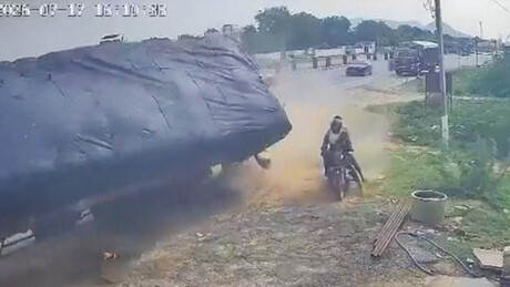 VÍDEO: Moto com 2 escapa por pouco de ser atingida por caminhão desgovernado