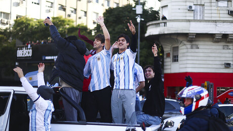 Milei anuncia feriado nacional para 'comemorar o vice' da Argentina na Copa