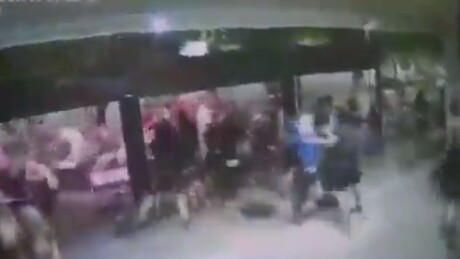 VÍDEO: Soldados espanhóis são atacados durante final da Copa em bar da Espanha