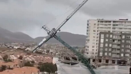VÍDEO CHOCANTE: Ventanias violentas derrubam guindaste sobre casas no Chile