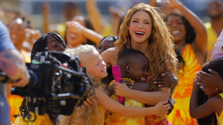 Quem é a menina russa que dançou com Shakira na final da Copa?