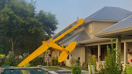 VÍDEO: Avião faz pouso de emergência em telhado de casa no Texas
