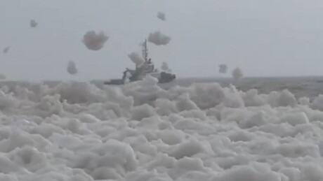 VÍDEO: Espuma cobre praias na região do Atacama, no Chile