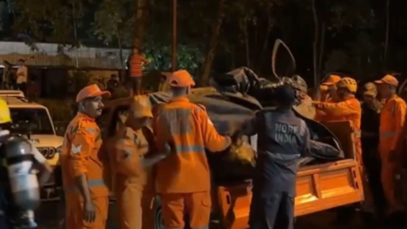 VÍDEO: Explosão em túnel na Índia deixa 10 mortos e vários trabalhadores soterrados