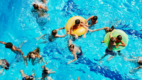 Mais de 60 turistas sofreram intoxicação alimentar na piscina de hotel na Espanha