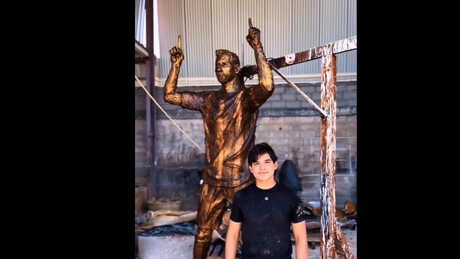 Jovem artista venezuelano cria escultura de Messi para ajudar vítimas de terremoto