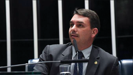 Flávio Bolsonaro questiona urnas eletrônicas durante encontro com diplomatas