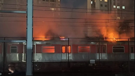 VÍDEOS: Policiais resgatam passageiros após incêndio em trem das linhas 11-Coral, 12-Safira e 13-Jade em SP