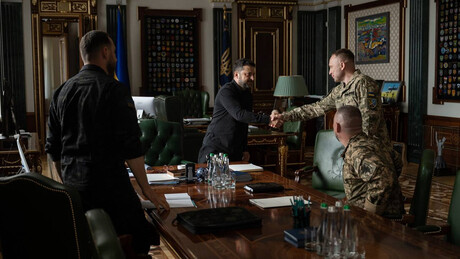 Mudanças de Zelensky na cúpula militar expõem sua fragilidade — New York Times