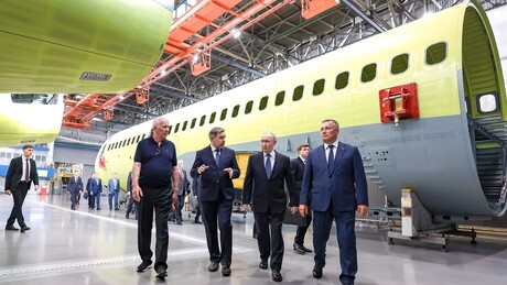 VÍDEO: Putin inspeciona o primeiro avião de passageiros de fabricação 100% russa produzido em série