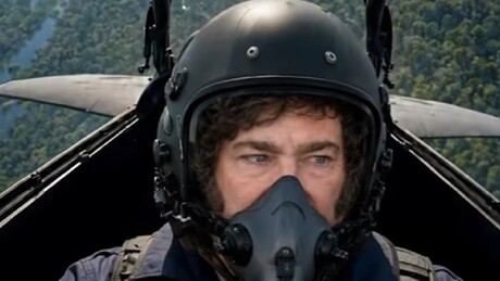 VÍDEO: Flávio Bolsonaro publica vídeo de IA pilotando caça junto de Milei