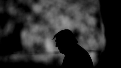 FOTO: Órgão dos EUA publica foto sinistra de Trump com frase 'renascimento nuclear'