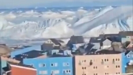 VÍDEO: Iceberg gigante se parte na costa da Groenlândia