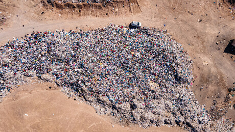 Por que o deserto do Atacama, no Chile, tornou-se símbolo do descarte excessivo da indústria da moda global?