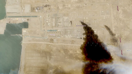 Imagens de satélite mostram incêndio após ataque dos houthis contra petrolífera saudita