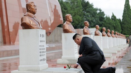 FOTOS: Kim Jong Un visita cemitério de mártires da revolução antes do Dia da Vitória