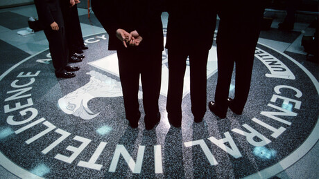 Ex-agente secreto da CIA revela uso da mídia para manipular opinião