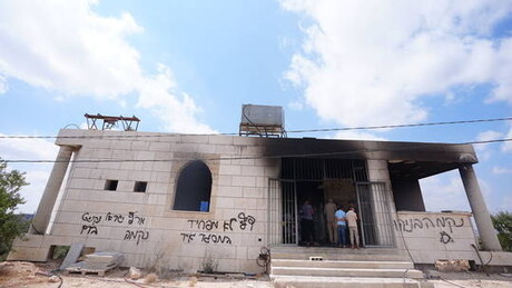 Colonos israelenses atacam 2 mesquitas e aumentam tensões na Cisjordânia