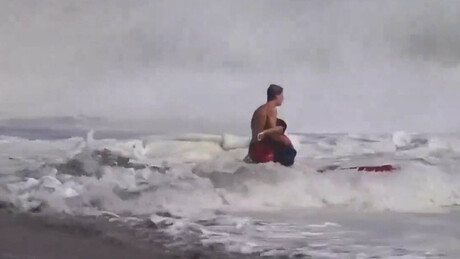 VÍDEO: Resgate dramático de criança arrastada pelo mar na Califórnia