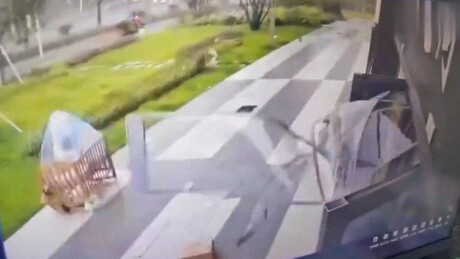 VÍDEO: Momento assustador em que fortes ventos arrastam berço com criança
