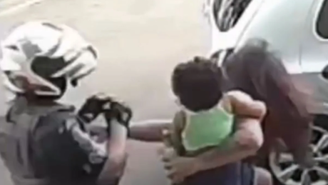 VÍDEO: PM dá soco em mulher com bebê no colo após agressão durante confusão em adega de SP