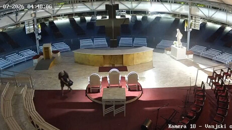 VÍDEO: Homem incendeia uma igreja católica