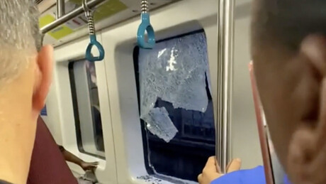 VÍDEO: Homem quebra janela de trem do metrô com extintor no Rio
