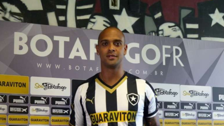 Ex-atacante do Botafogo morre em acidente causado por forte ventania no Rio